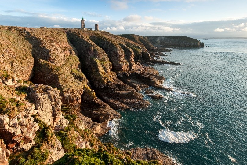 Vue éloignée du cap Fréhel où histoire, paysages et ornithologie se mêlent.